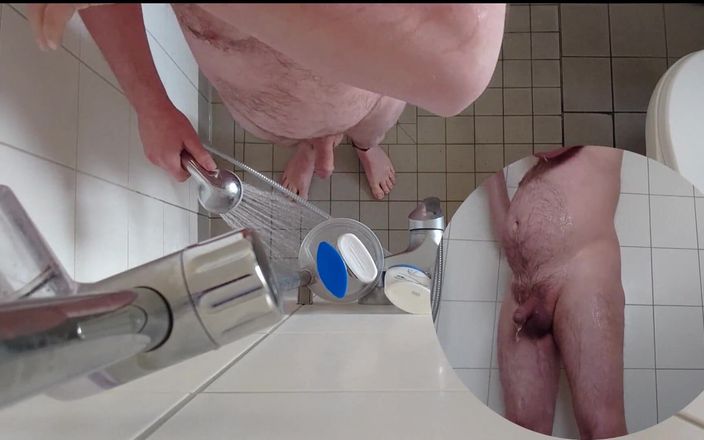 Carmen_Nylonjunge: Un gay arrapato piscia davanti alla doccia