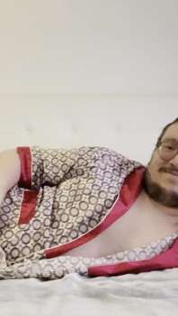 목욕 가운을 입은 널 괴롭히는 젊은 남자