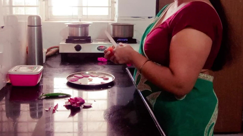 Your Arya: Indiana madrasta peituda Arya fodida por enteado na cozinha enquanto...