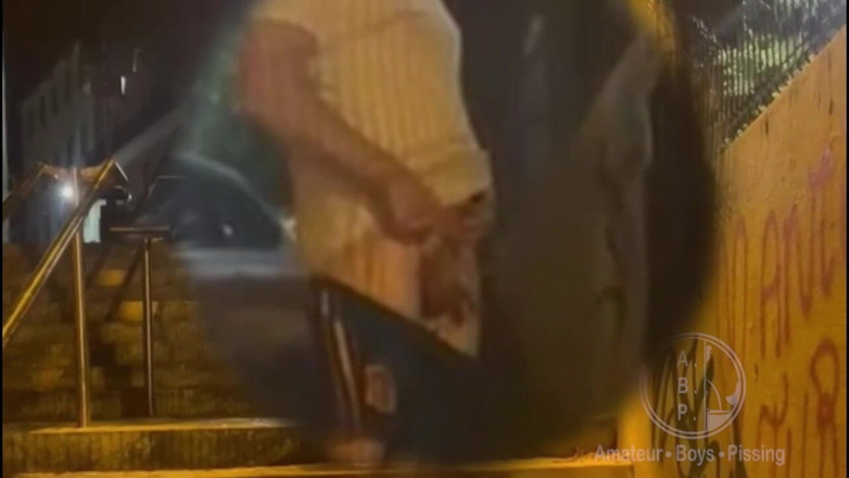 AmateurBoysPissing: Garoto Hetero Pego Fazendo Xixi Na Rua Pela Segunda Vez...