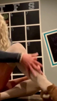 Šukání zadku sissy robertkem a sperma ve studiu roztomilý malý sissy výstřik