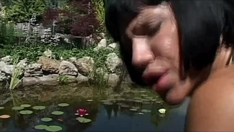 Inthe MILF room: Deze milf neemt graag een jonge pik recht in de...