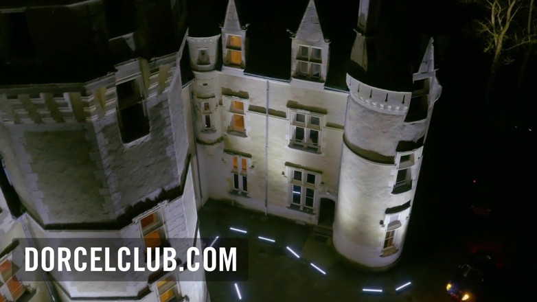 Dorcel Club: Prsatá MILFka se nabízí 2 mužům