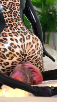 Latexové gumové sezení na obličeji lesbické video, ženská dominance