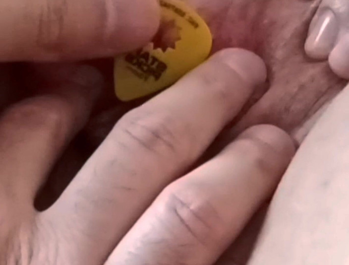 sensualmalixxx: Masturbation mit einer Gitarre plectrum auf kitzler