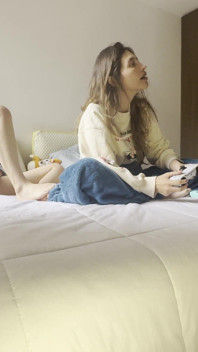 Faz cócegas na minha melhor amiga enquanto joga videogame