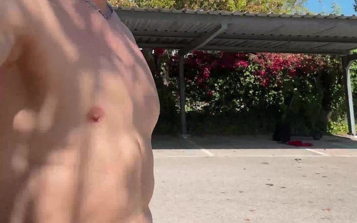 Paul Williams: Nude barefeet estacionamento andando