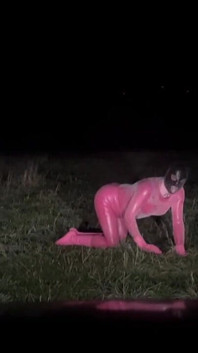 Różowy lateks petplay na zewnątrz maminsynek