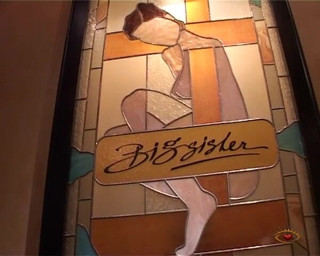 Big Sister: Spettacolo di ragazza selvaggia al bar