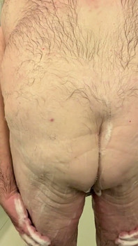 Coach Karl Soaps His Butt 7222