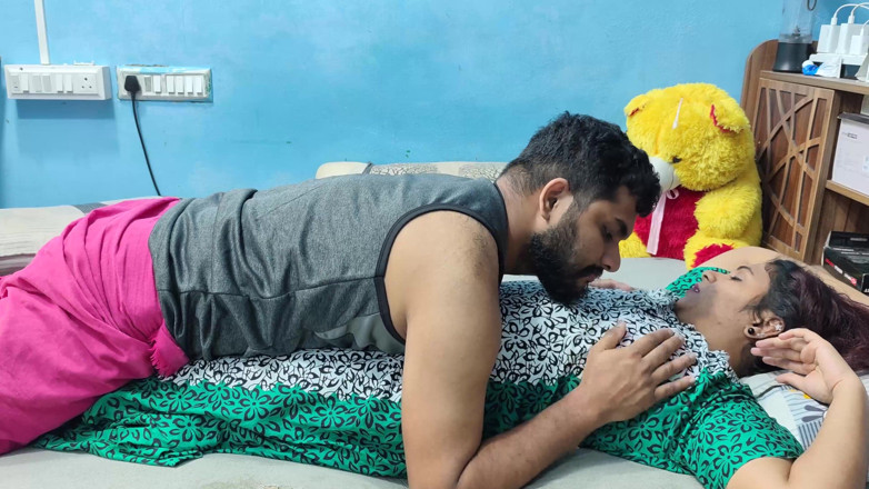 Vaigavarun Feet romance: Mallu Wife Pussy Rub and Kissing with Boobs Press and...