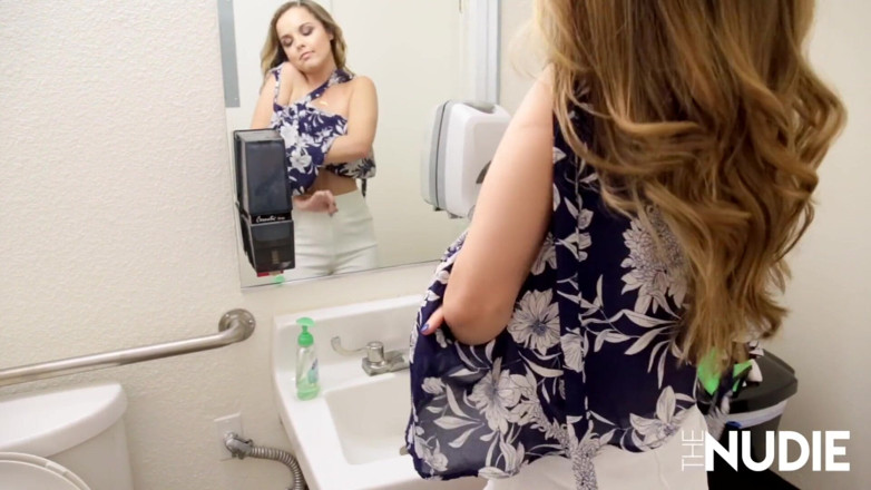 The Nudie: Dillion harper nyepong kontolmu di kantormu