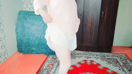 Kitty_Cross: 漂亮的变性人女孩用稳定的双手固定眼线