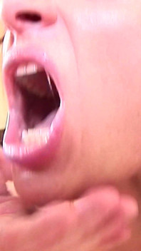 Fisted dalam pantatnya dan deepthroated