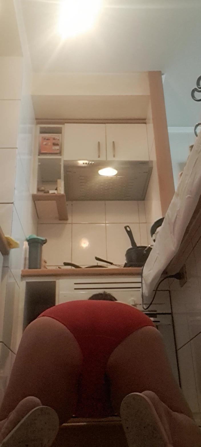 Mommy big hairy pussy: 부엌에서 빨간 팬티를 입은 MILF