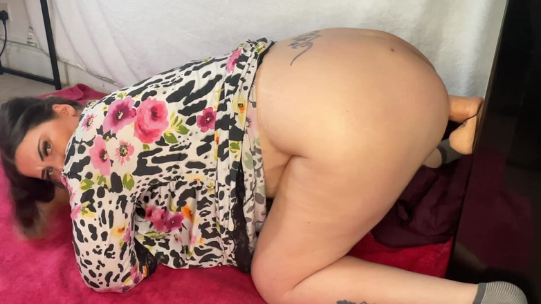 MissFFW: BBWの売春婦がオーガズムを吹きかけ、その後大きなフェイシャルを受ける