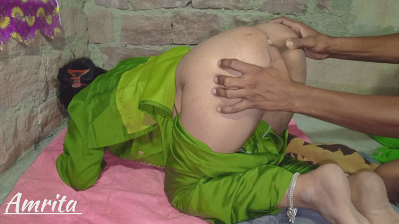 Amrita: Jija Saali, la belle fille sexy Amrita baise pour la...