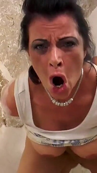 Büyük memeli ateşli orta yaşlı seksi kadın iş başında büyük yarakla inşaatçı tarafından sikiliyor