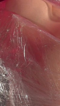 두 번째 오르가즘으로 오르가즘을 게시로 변하는 여성화 장난감으로 호일 미라화