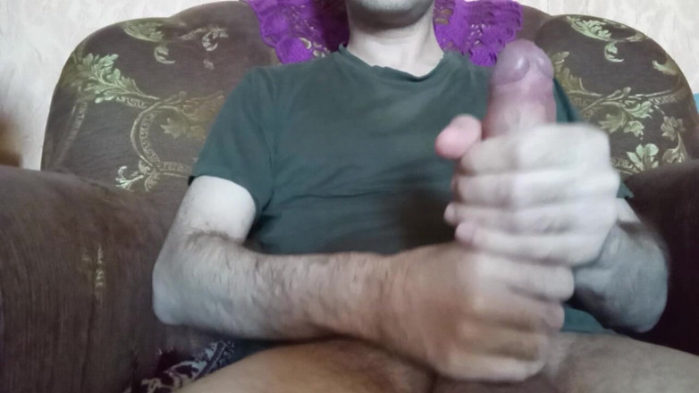 Alex Metallov: Büyük yaraklı adam sandalyede mastürbasyon yapıyor