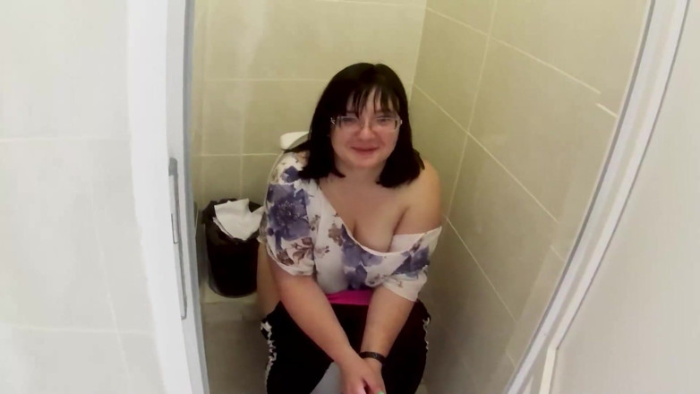 SchoolPrincess: Blowjob a Stranger in the Toilet
