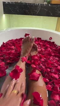 Sexy solo la masturbación en bañera llena de rosas