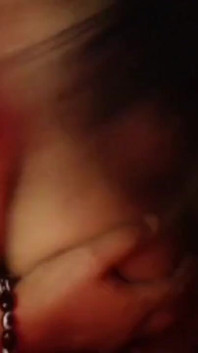 Sutyen gösterisini kaldır seksi göğüsler ateşli meme ucu gösterisi.