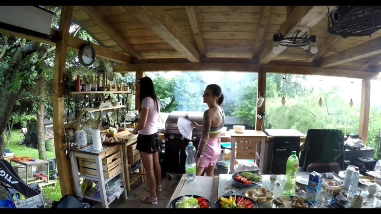 Leon Lambert Girls Twerk Parties CFNM: Vecina are o petrecere cu barbeque, iar fetele sunt nerușinate și...