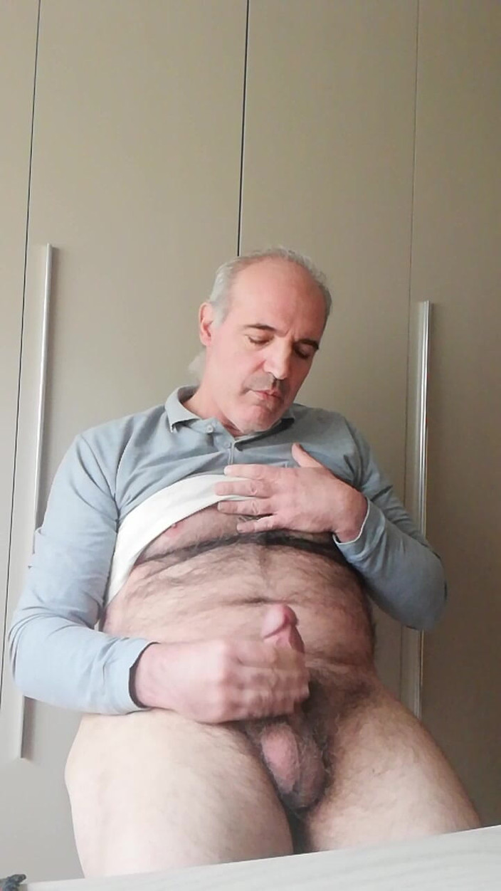 Setesesso7: Piscio e masturbazione con sborrata