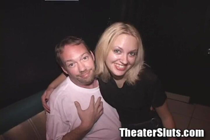 Theater Sluts: Tóc vàng bắn tinh lên mặt khiêu dâm trong bữa...