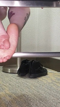 Remoción de zapatos y frotación de pies