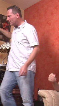 Une belle-mère MILF allemande brune fait un trio avec son ami où elles partagent une seule bite et trompent leur mari