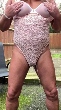 Amador crossdresser kellycd2022 sexy milf ao ar livre mijando em meu body sexy
