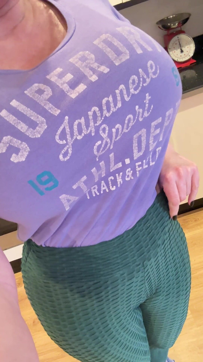 Sophie James: Skanky harap olmuş emekli külot eğitmenleri terli oynuyor