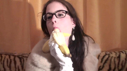 Femdom Austria: Brunetă spex care vorbește murdar în timp ce mănâncă banana