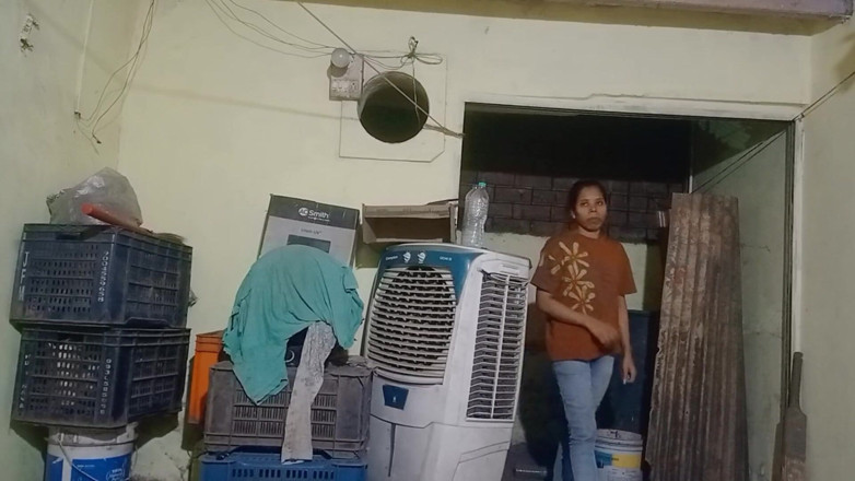 NikiRathod: udaas chehre ke saath land chusaee vidiyo