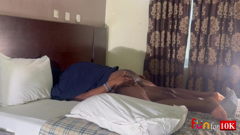 Funfor10k gay videos: मर्दाना आदमी हिजाब क्रॉस ड्रेसर को अच्छी सेक्सी मालिश देने के बाद जोरदार चोदता है