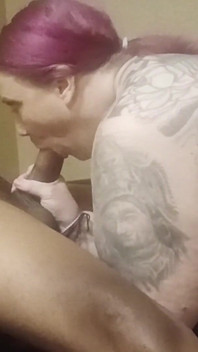 Glückliches mädchen inkdup gibt herrn. Glückspilz seinen geburtstag-blowjob