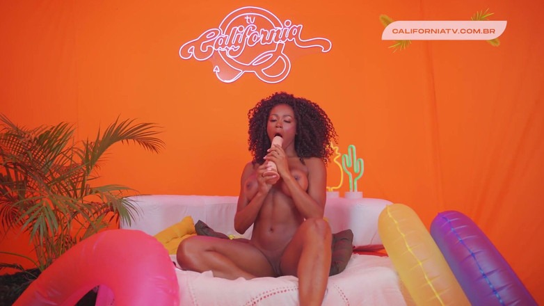 California TV: Iasmin Santana: літня інтимна