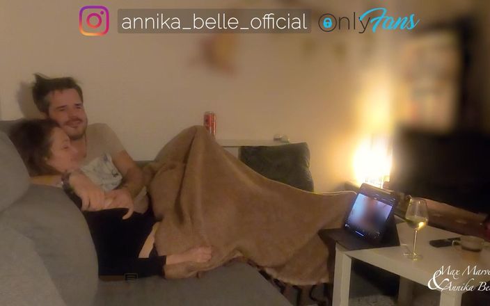 Max &amp; Annika: Aşık çift kanepede porno izlerken güzel ön sevişme yapıyor pt. 2 konuşma