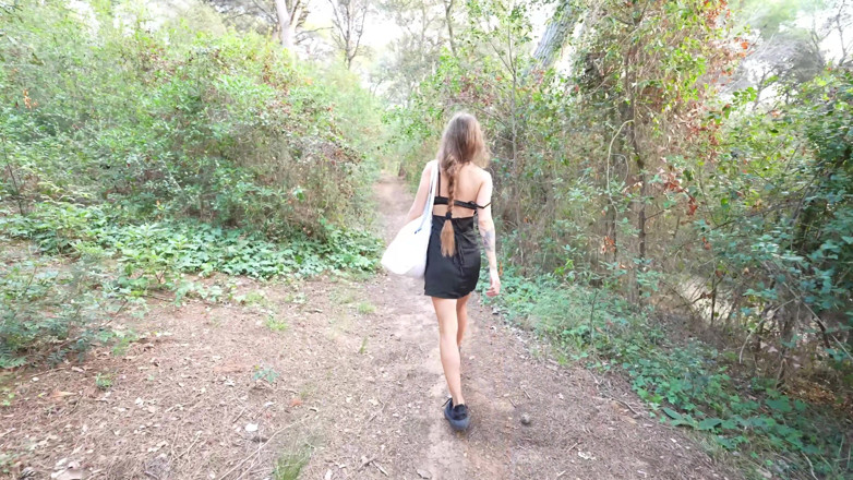 Alexa Poshspicy: POV : sodomie en public avec un inconnu dans les bois....
