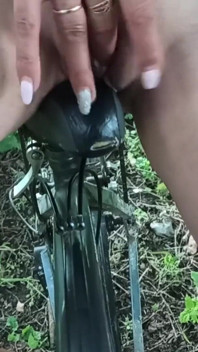 Masturbation auf dem fahrrad im freien