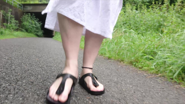 Footfetish: Selipar Birkenstock berseronok di lopak hujan