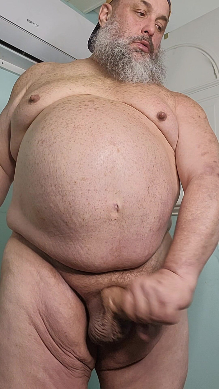 GeneWadexxx: 大男が大きなチンコを動かす