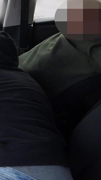 Bu guru nakal nyepong kontolku di mobil di lapangan parkir untuk semua orang - sangat berisiko banget buat orang-orang di dekatnya- misscreamy