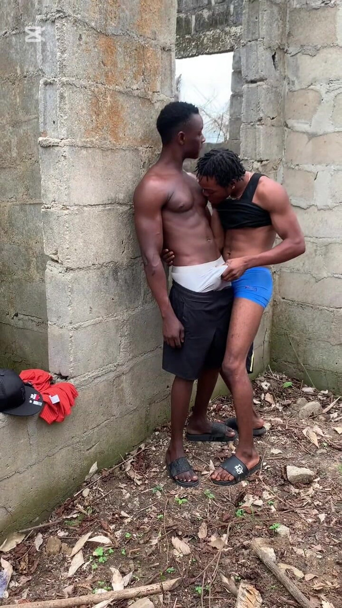Sexypeller: mörkhyad kuk suger