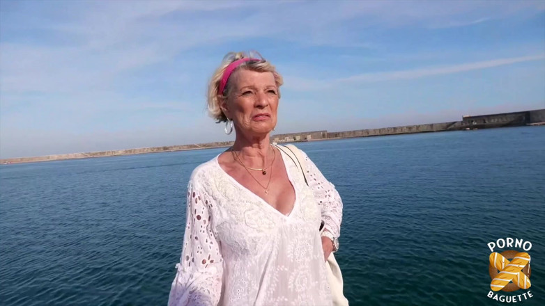 Porno Baguette: Eva, 70 jahre alt, will immer noch zwei schöne schwänze