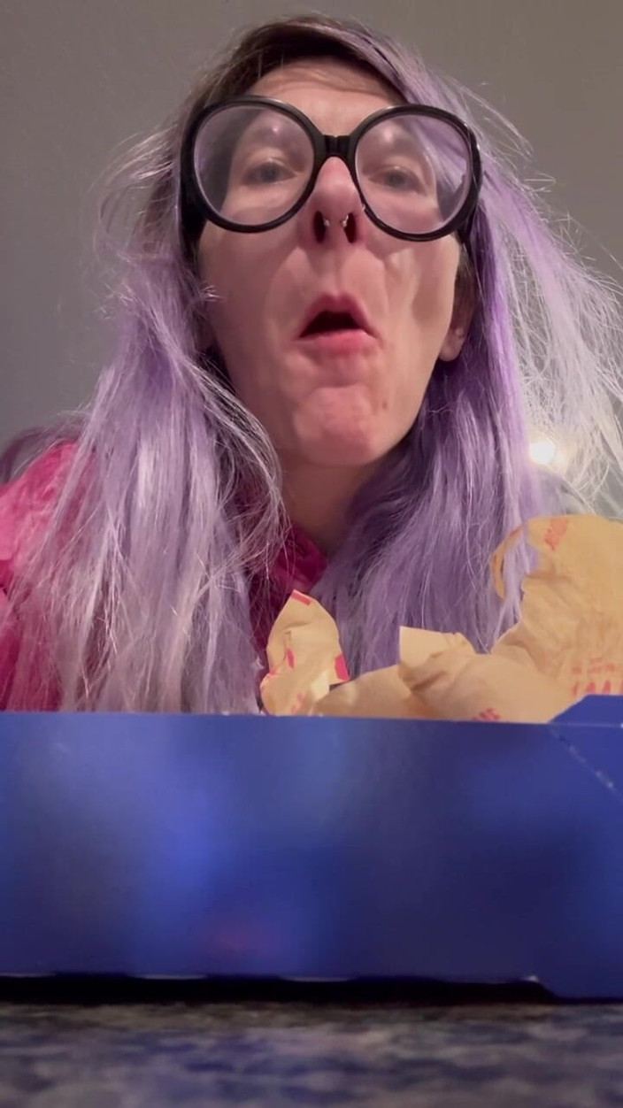 Peppermint Giantess: 67 gigante comendo e arrotando