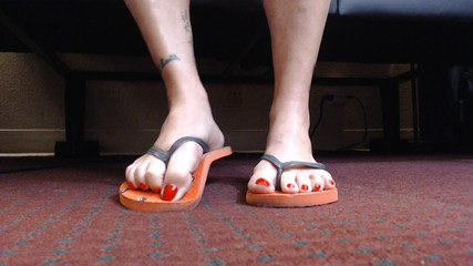 Abby Anna: Detailní hra s červenými nehty na žabkách