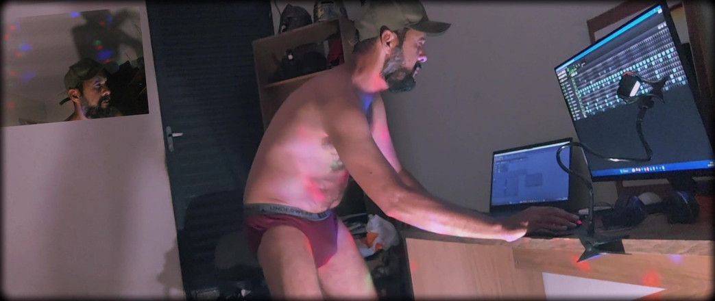 Stink HairyMale: Tvrdá techno masturbace